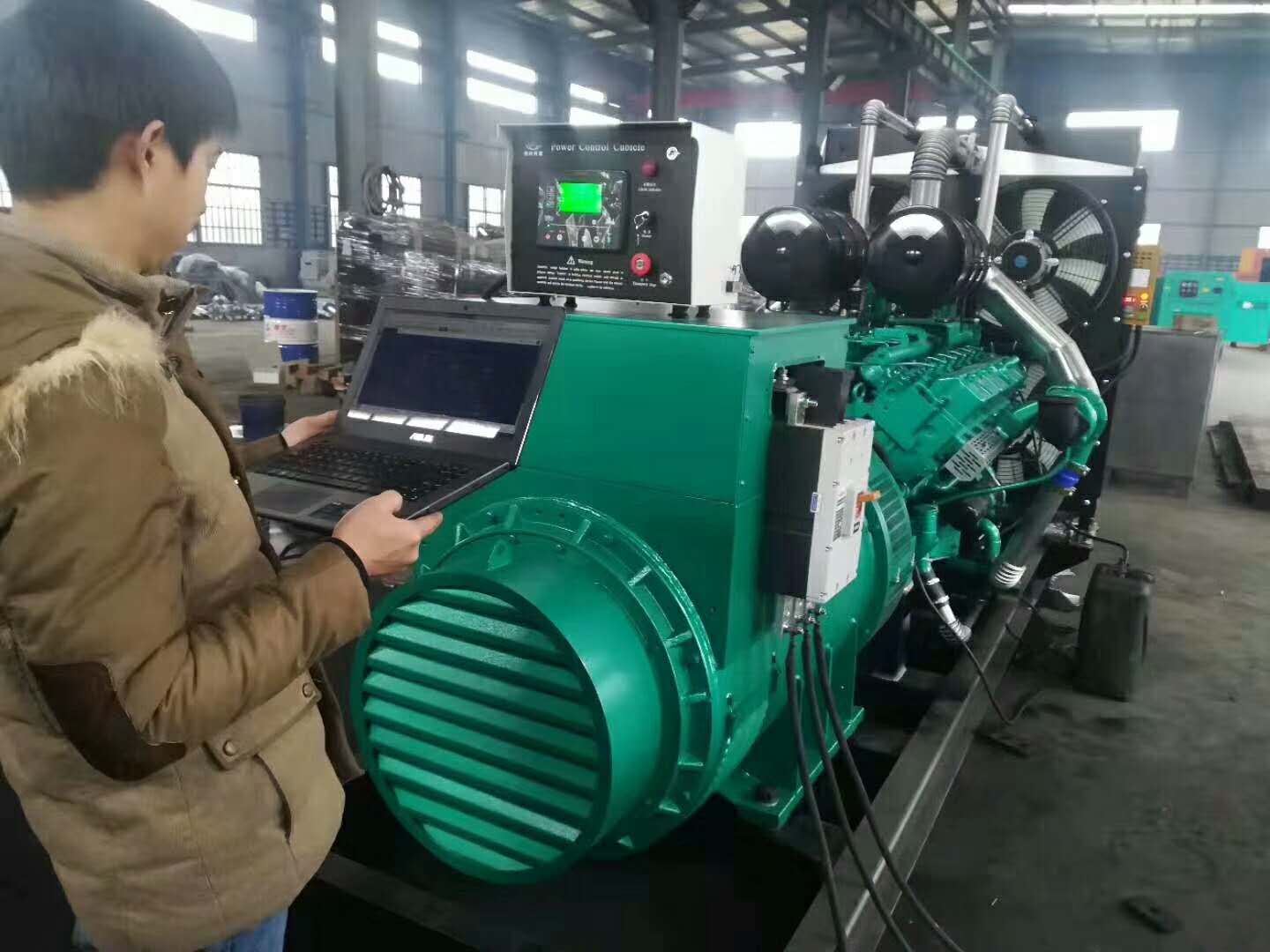 明邦工作人員正在進(jìn)行安裝800kw通柴發(fā)電機(jī)2